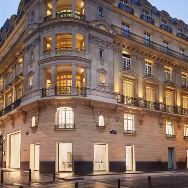 Apple во Франции отмечает 50 лет с модой и вымышленной радиостанцией