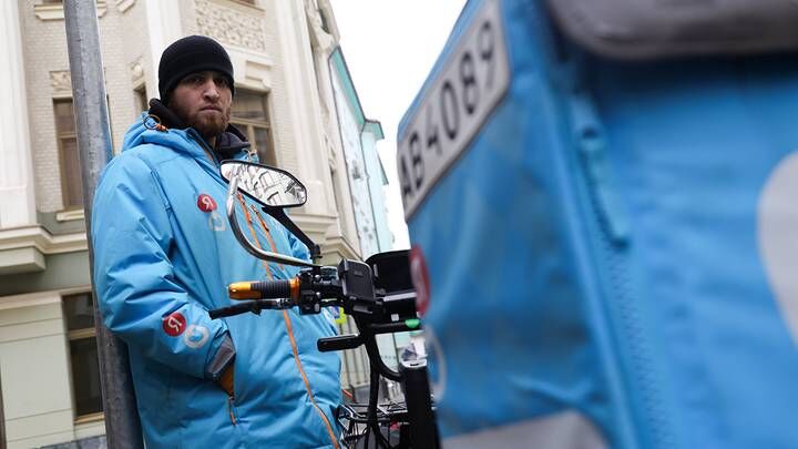 Зарплаты курьеров в Москве обогнали доходы дипломированных специалистов