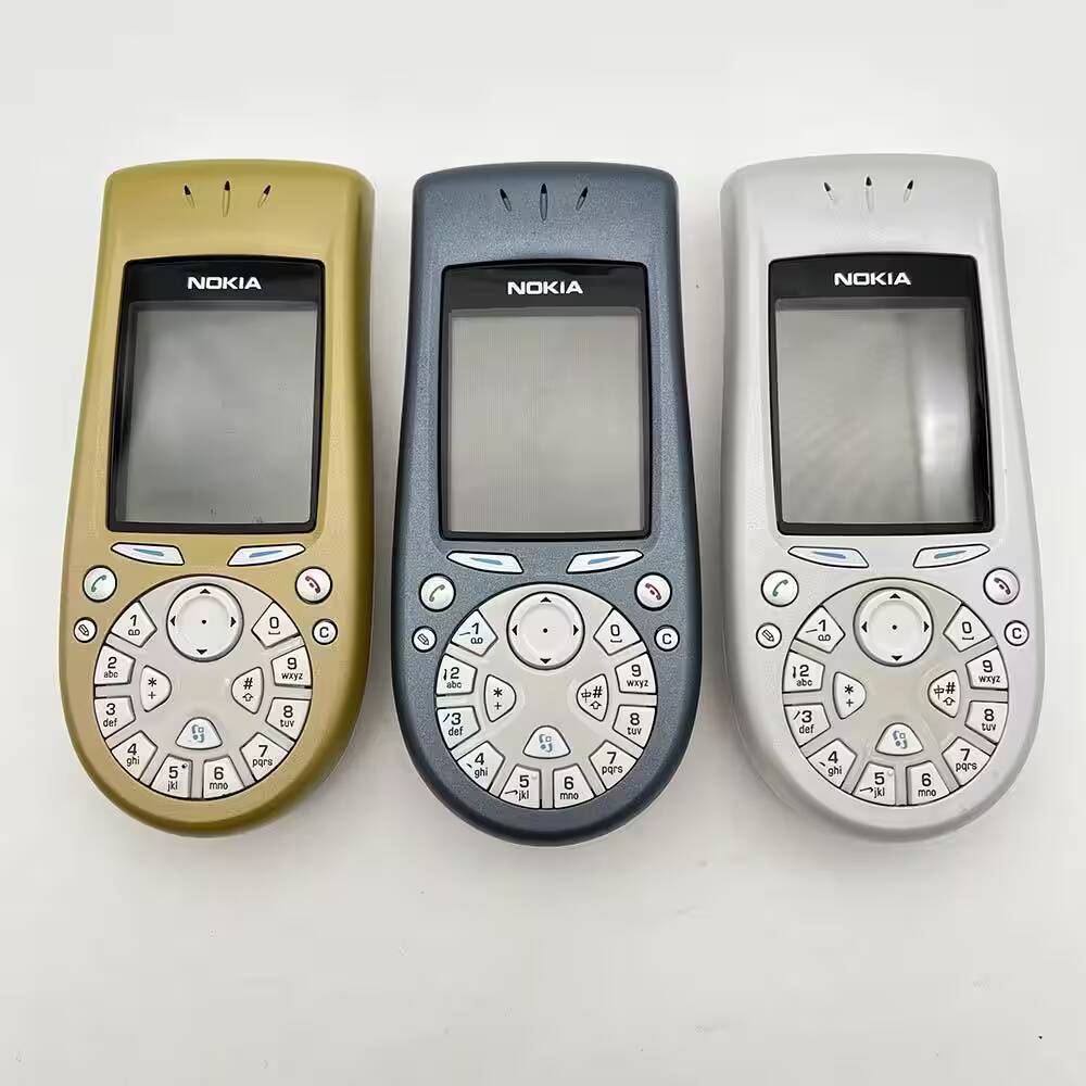 Три старых кнопочных телефона Nokia разных цветов