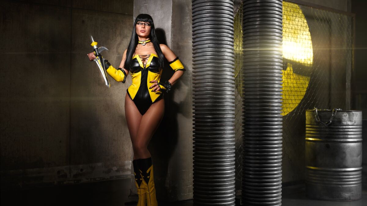 Таня из Mortal Kombat в реальной жизни: косплей, который сложно забыть 10 Косплей Тани Mortal Kombat — полный рост, жёлто-чёрный костюм и сапоги, модель Анна Шаховская