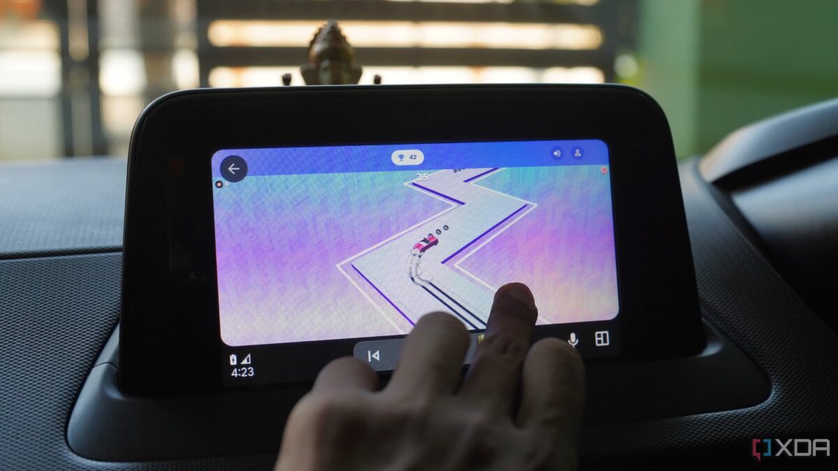 Экран Android Auto показывает игру с машиной на пешеходной дороге