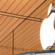 Вывеска Apple в торговом центре на потолке