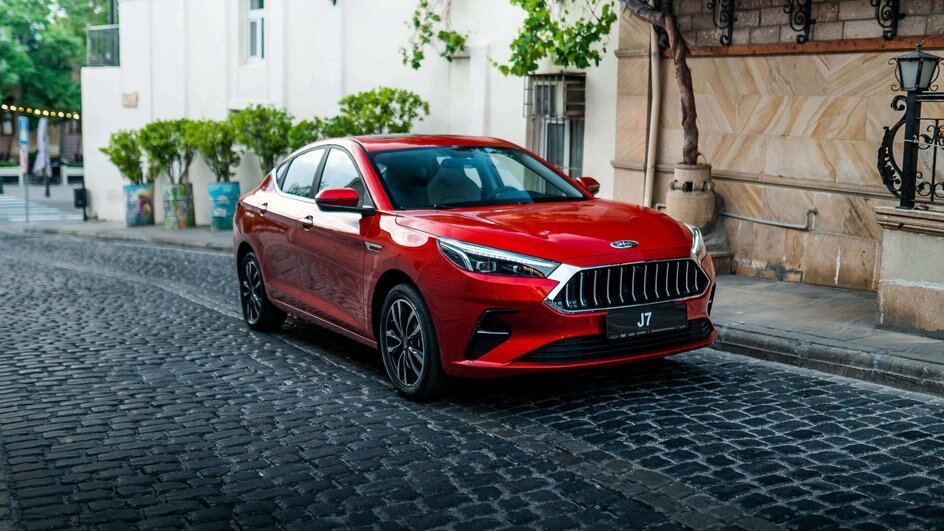 JAC приостановила поставки лифтбека J7 в Россию без планов возобновления