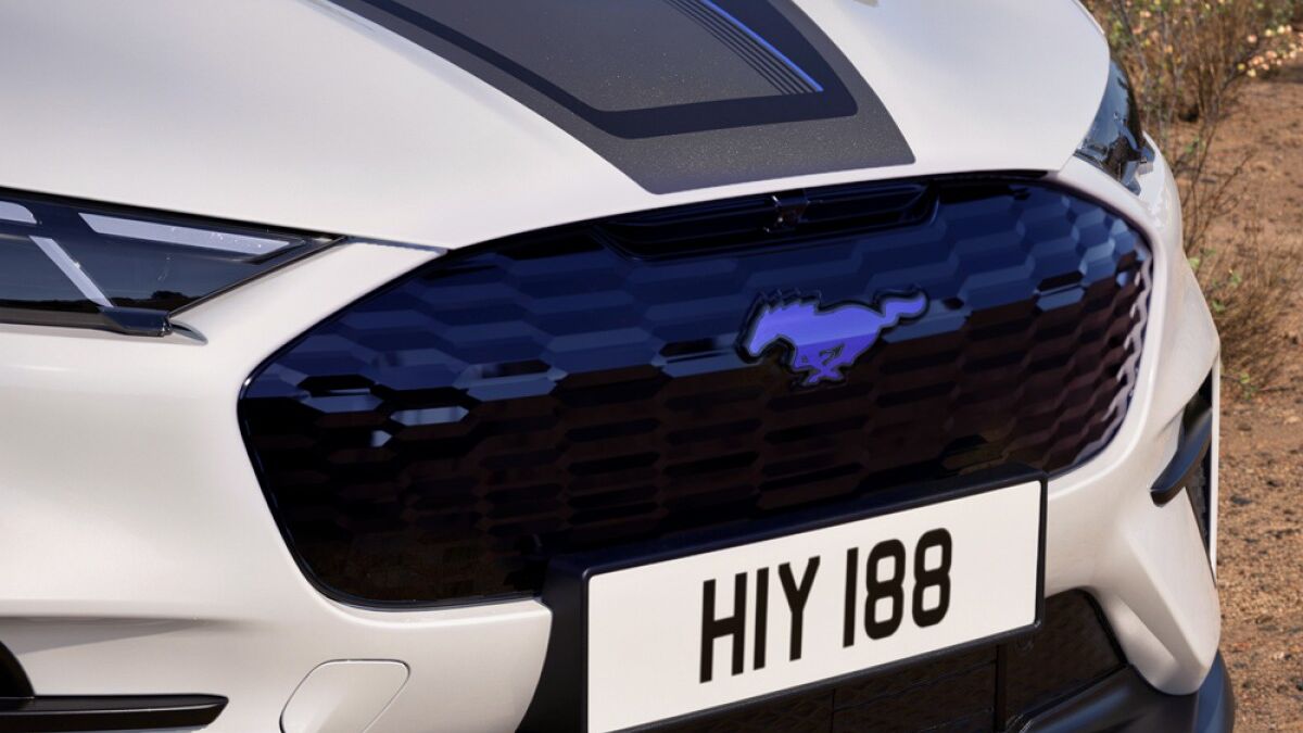 Передняя часть Ford Mustang Mach-E с решёткой радиатора и номером HIY 188