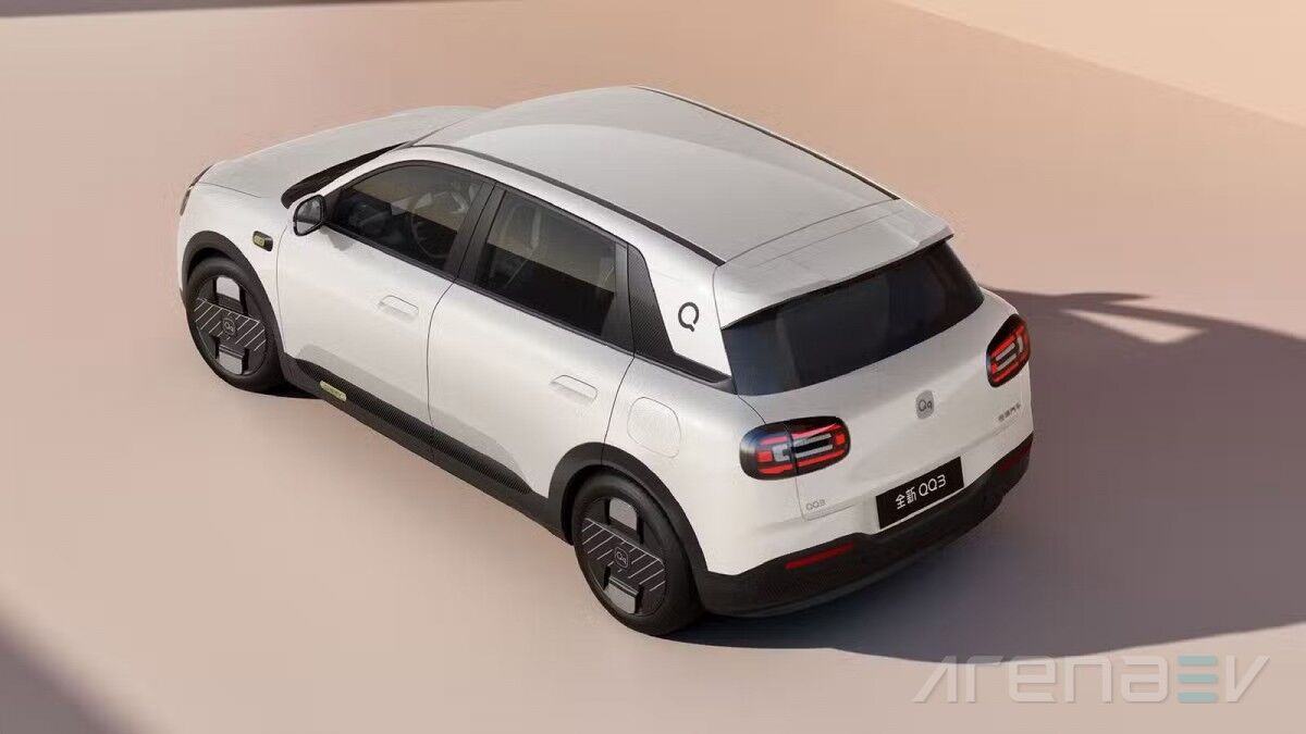 Белый электромобиль Chery QQ3 EV с чёрными колёсами