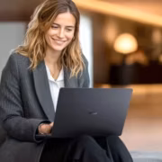 Женщина в деловом костюме работает с ноутбуком Asus ExpertBook B3 G1