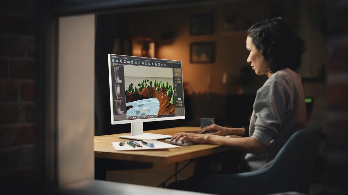 женщина работает за компьютером Asus ExpertCenter P600 AiO в темной комнате