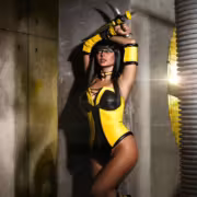 Косплей Тани из Mortal Kombat — модель Анна Шаховская в жёлто-чёрном боевом костюме