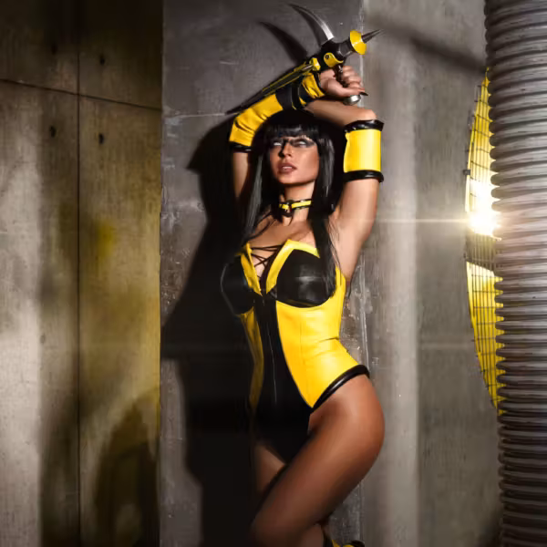 Косплей Тани из Mortal Kombat — модель Анна Шаховская в жёлто-чёрном боевом костюме