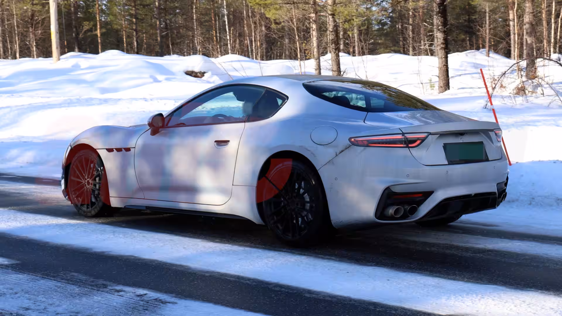 Фигура задней части Maserati GranTurismo 2027 года на snowy дороге