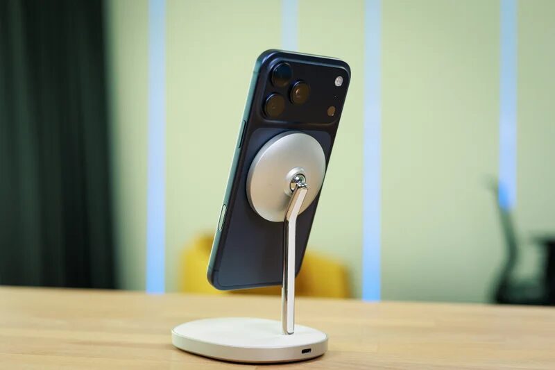 Задняя панель iPhone 18 Pro Max на вращающейся подставке