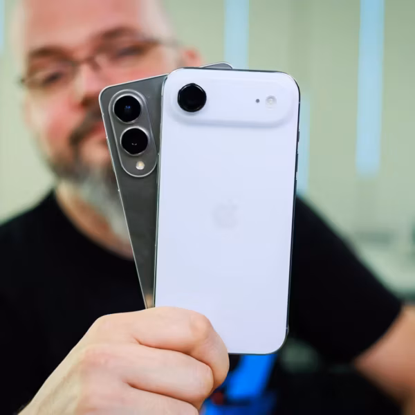 Мужчина держит iPhone 14 Pro в руке