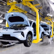 Конвейерная линия сборки электромобилей BYD на заводе