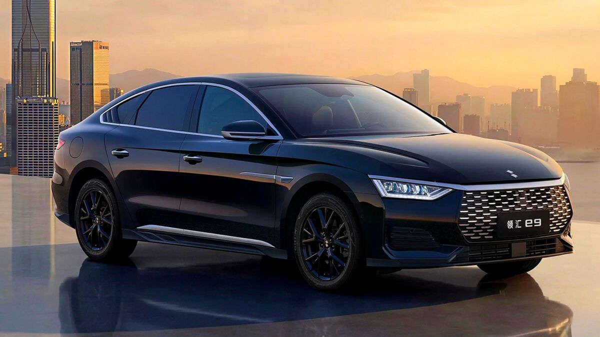 Электромобиль BYD Linghui E9 на городском фоне