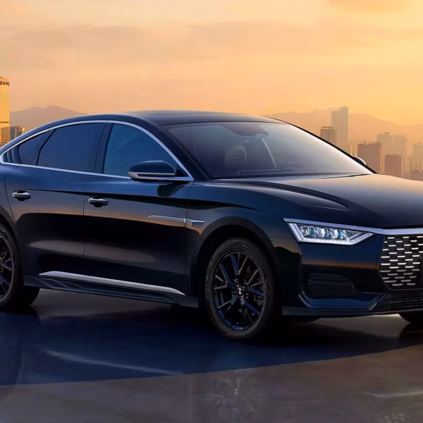 Электромобиль BYD Linghui E9 на городском фоне