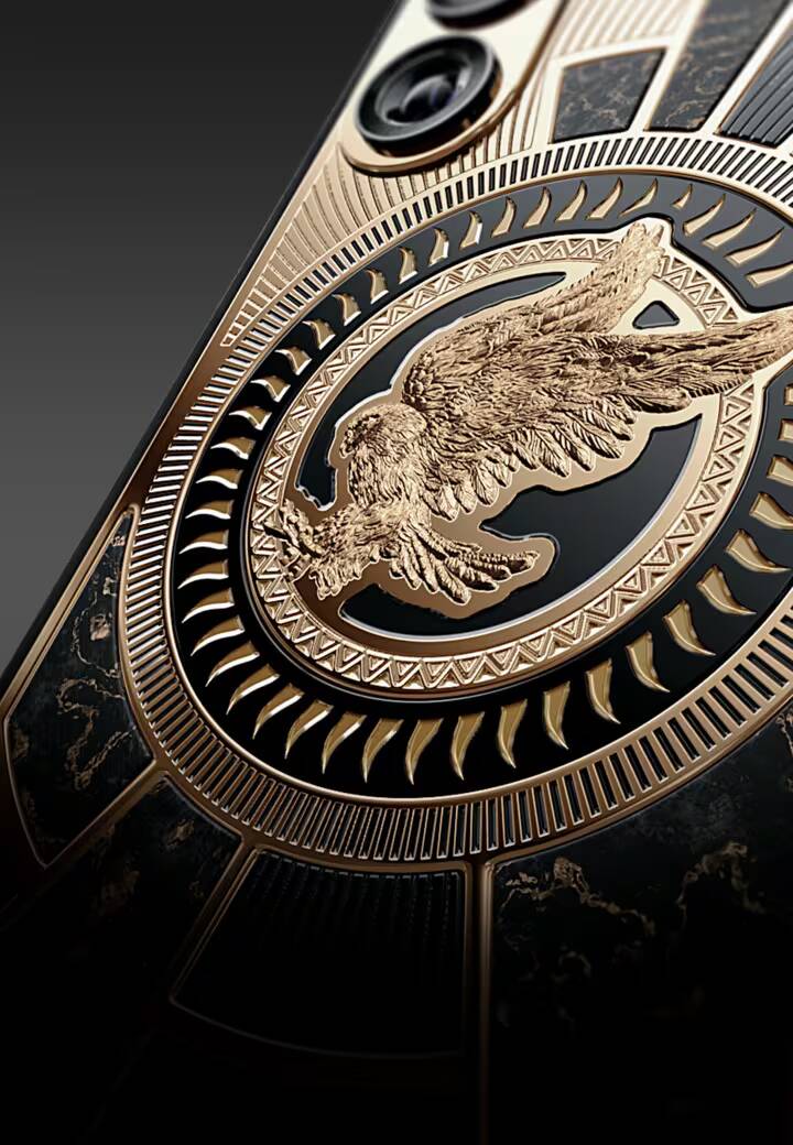 Ближайший взгляд на золотой смартфон Caviar Spirit of UAE с эмблемой и декоративными элементами