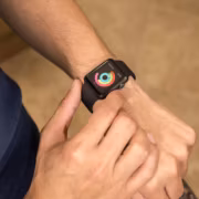 Человек использует Apple Watch Series 12 на руке
