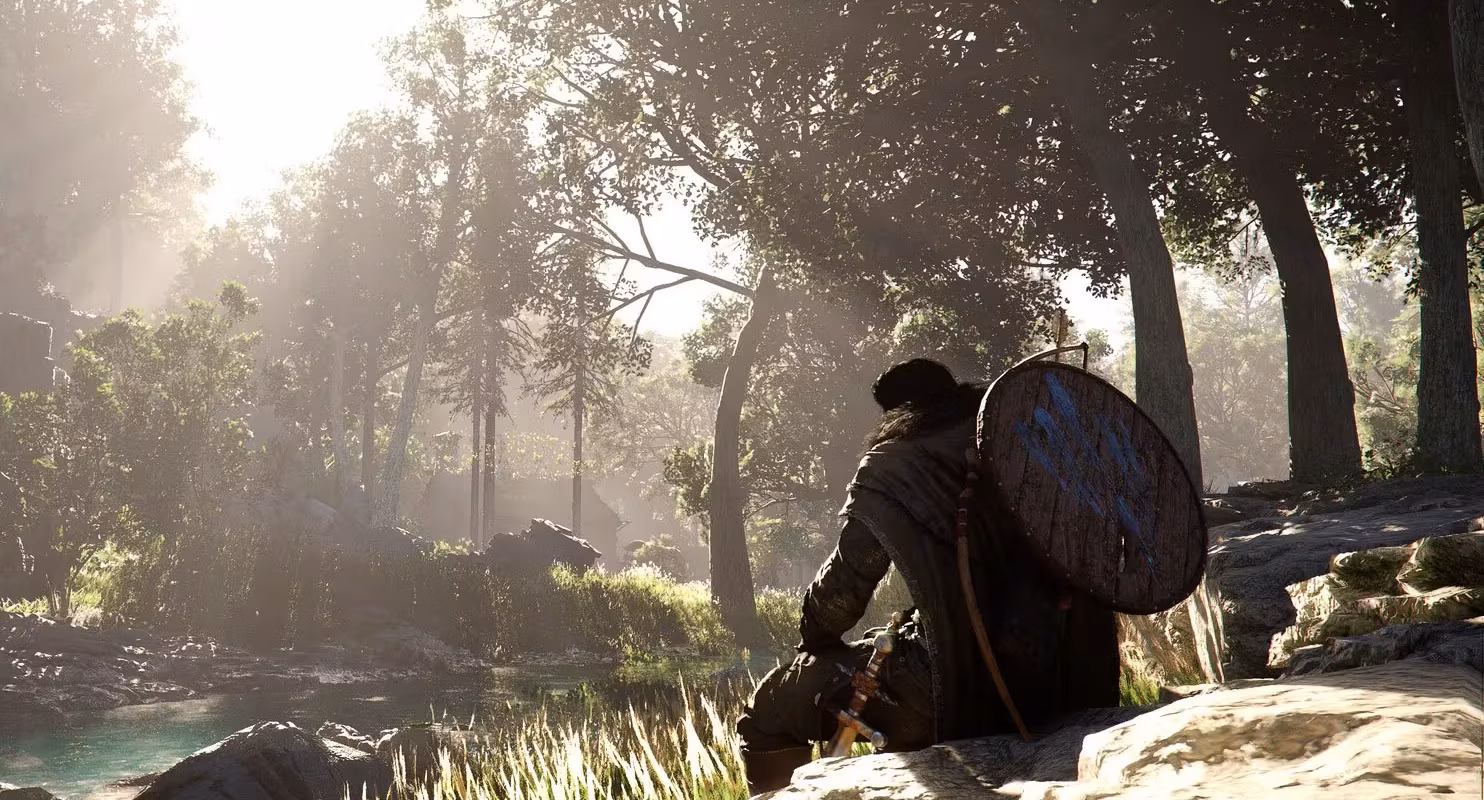 Персонаж Crimson Desert с рюкзаком у реки на камне в лесу, кадр для контента о негативных отзывах Steam