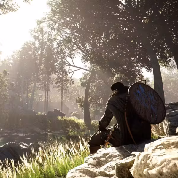 герой Crimson Desert с рюкзаком сидит у реки на камне