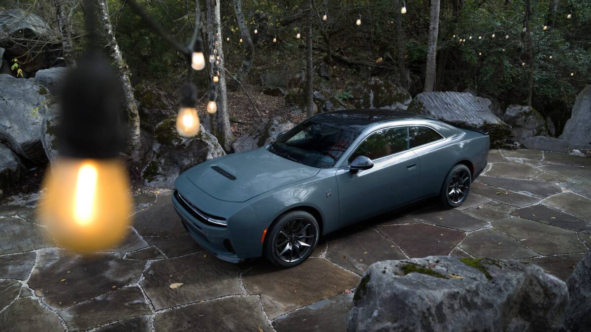 Новая краска Sub-Zero для Dodge Charger меняет оттенок на солнце