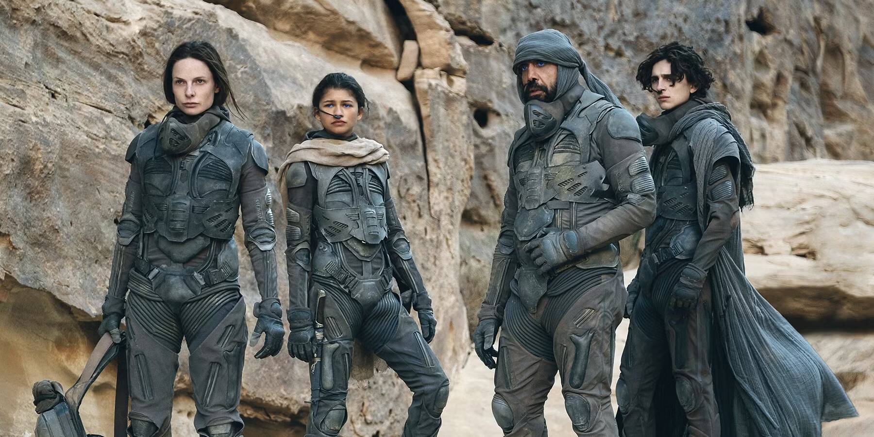 5 технологий из «Дюны», которые уже существуют в реальном мире 4 Группа персонажей в фантастических костюмах на каменистой местности