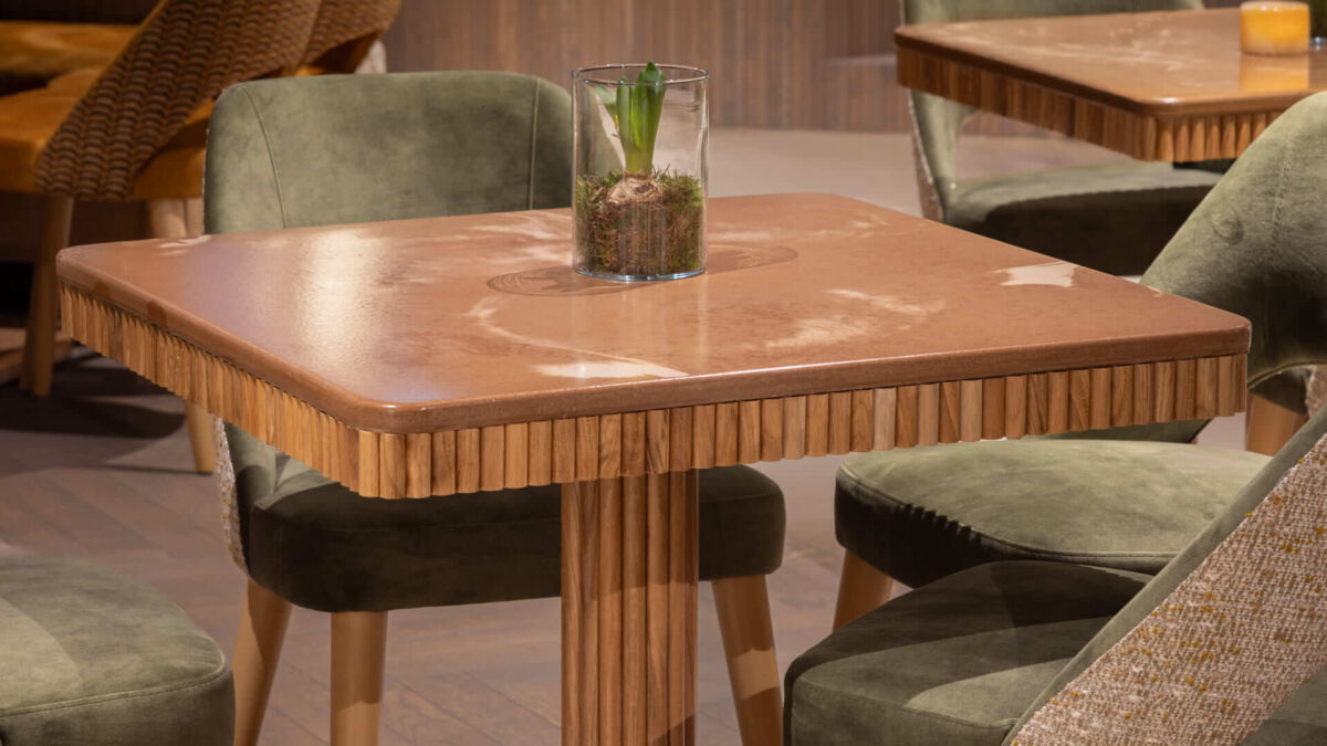 деревянный стол и пять кресел ReCeramix зеленого цвета