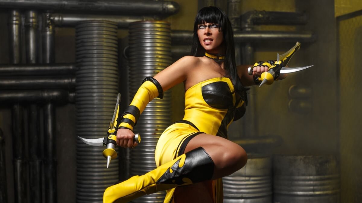 Таня из Mortal Kombat в реальной жизни: косплей, который сложно забыть 12 Косплей Тани из Mortal Kombat — прыжок с двумя кунаями, модель Анна Шаховская