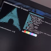 Экран ноутбука с терминалом Archinstall 4.0