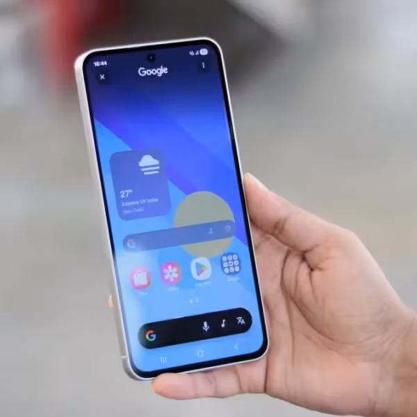 Смартфон Samsung Galaxy A серия в руке человека