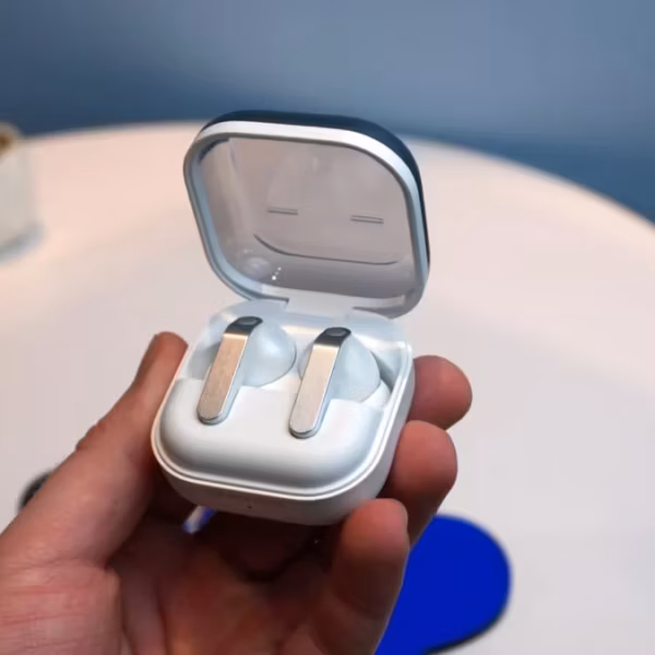 Кейс для наушников Samsung Galaxy Buds 4 открыт