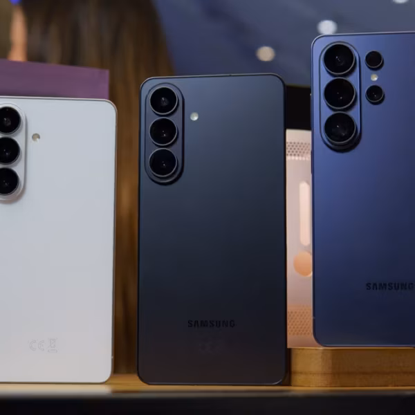 Три смартфона Galaxy S26 с разными цветами на выставке