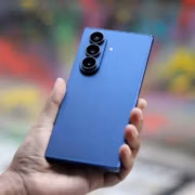 Синий смартфон Samsung Galaxy Z Fold 7 с тремя камерами