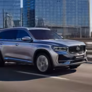 В России вышла обновлённая базовая версия Geely Monjaro с расширенной технологичностью