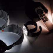 Графитовые наушники Apple AirPods Max и Apple Watch с отображением watchOS 26.5 и tvOS 26.5