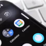 Google Calendar теперь позволяет быстро искать часовые пояса при планировании