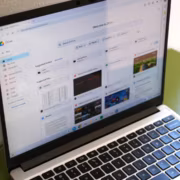ноутбук MacBook с открытым Google Drive интерфейсом
