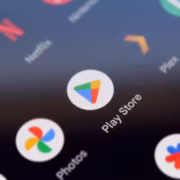 Иконка Play Store на экране смартфона