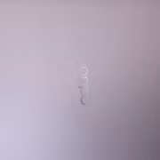 Задняя часть планшета Oppo Pad Mini держит в руке