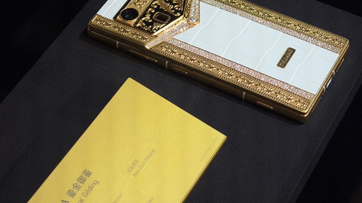 Элитный смартфон Dreame с крупным золотым орнаментом и белой отделкой на задней панели
