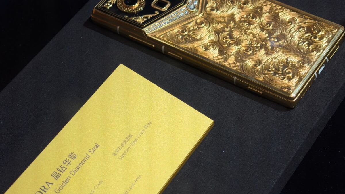 Элитный смартфон Aurora с золотым украшением и камерами