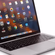 Ноутбук MacBook Pro с открытым экраном и установленным macOS