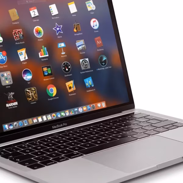 Ноутбук MacBook Pro с открытым экраном и установленным macOS