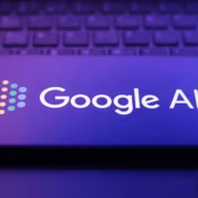 Смартфон с логотипом Google AI