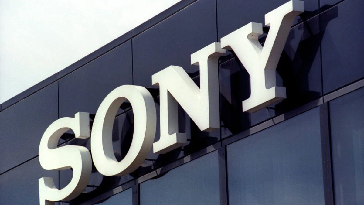 Значок логотипа компании Sony на здании