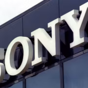 Значок логотипа компании Sony на здании
