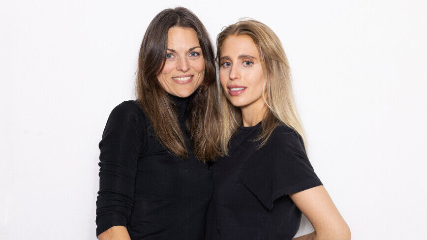 Две женщины в черных футболках в студии