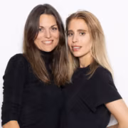 Две женщины в черных футболках в студии