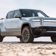 Электромобиль Rivian R1T на песчаном грунте