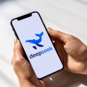 Смартфон с логотипом DeepSeek на экране в руке