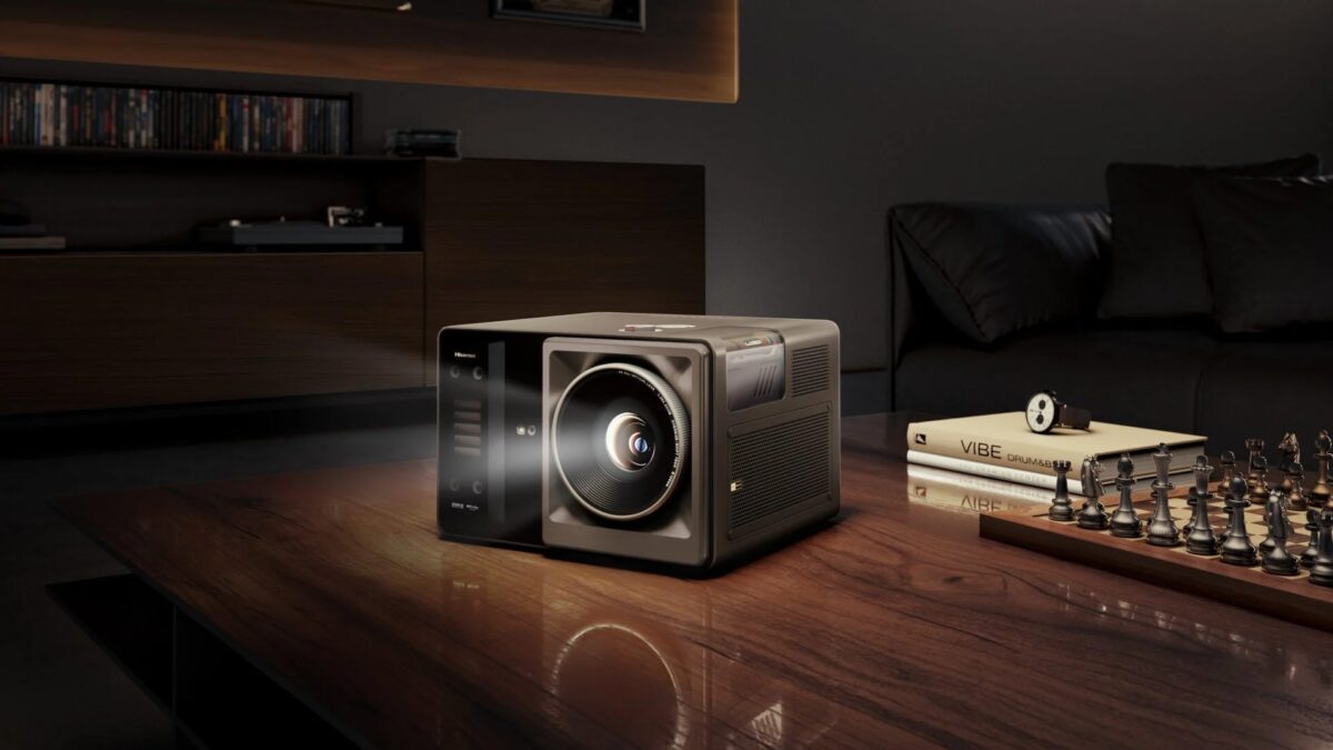 Проектор Hisense XR10 на деревянном столе